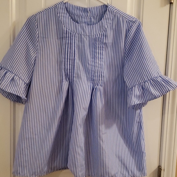 Tops - Boutique button back blouse.
